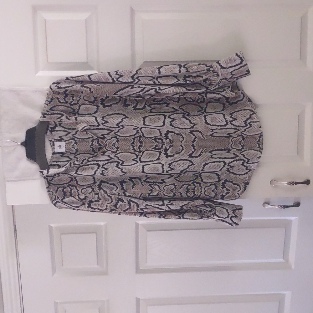 cabi 3759 Serpentine Blouse Snake Print Black Tan Size Medium Button Cuff Sleeve